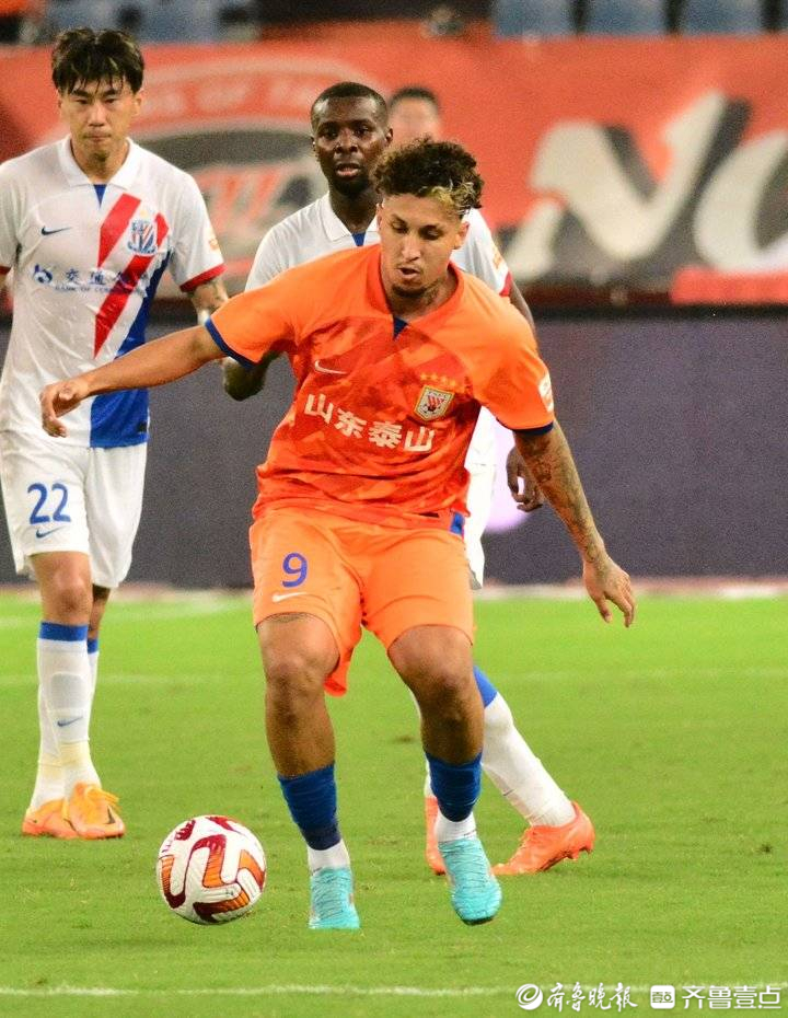 广州队训练开放日，今晚队长鼓劲引欢呼，欧超杯在即，球队文化再被提及 